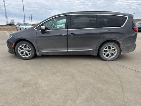 Used 2020 Chrysler Pacifica Limited image 2