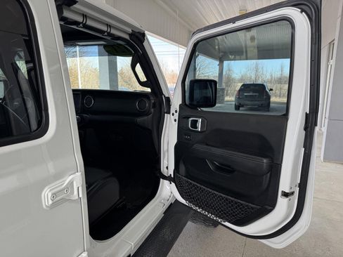 Used 2021 Jeep Gladiator Overland image 30