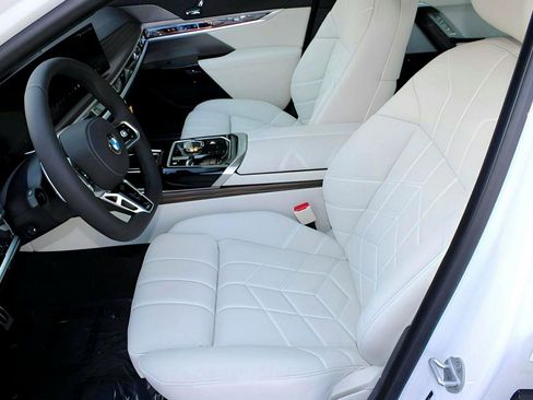 Used 2025 BMW 760i xDrive image 5