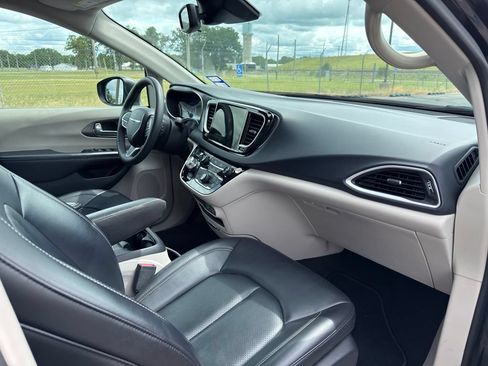 Used 2023 Chrysler Pacifica Touring-L FWD image 35