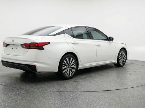 Used 2025 Nissan Altima 2.5 SV FWD image 9