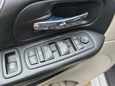 Used 2017 Dodge Grand Caravan SXT image 18