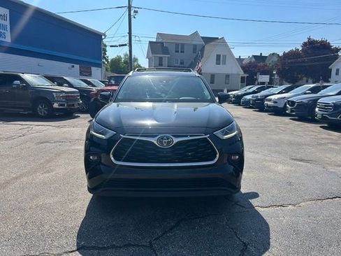 Used 2021 Toyota Highlander Limited AWD/4WD image 3