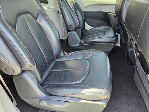Used 2023 Chrysler Pacifica Touring-L FWD image 10