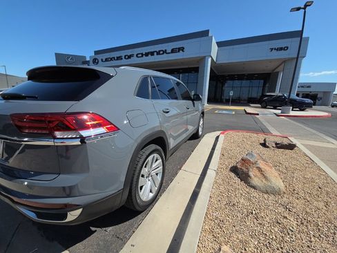 Used 2020 Volkswagen Atlas Cross Sport SE FWD image 5