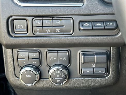 Used 2024 GMC Yukon XL AT4 w/ Technology Package image 17