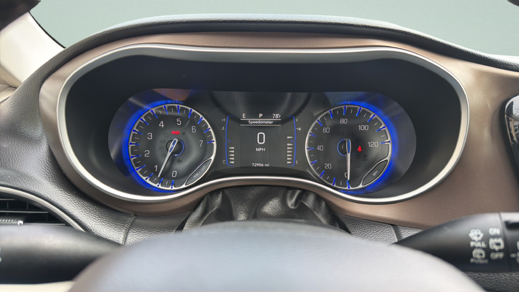 Used 2018 Chrysler Pacifica Touring-L FWD image 18