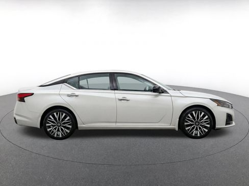 Used 2025 Nissan Altima 2.5 SV FWD image 10