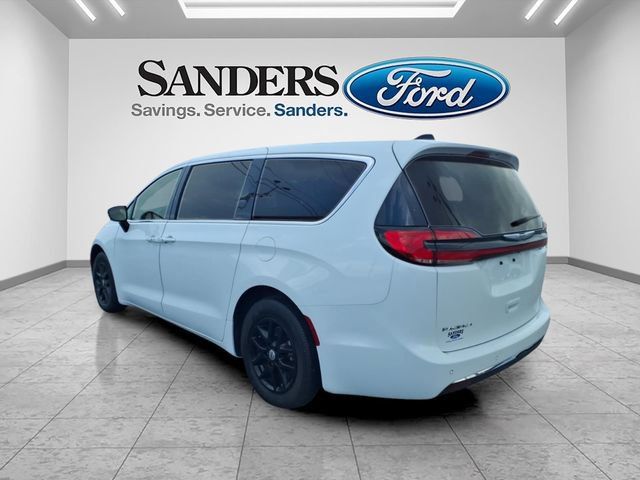 Used 2024 Chrysler Pacifica Touring-L FWD image 4