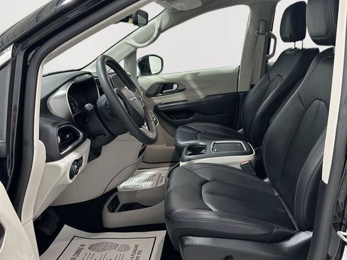 Used 2024 Chrysler Pacifica Touring-L FWD image 9