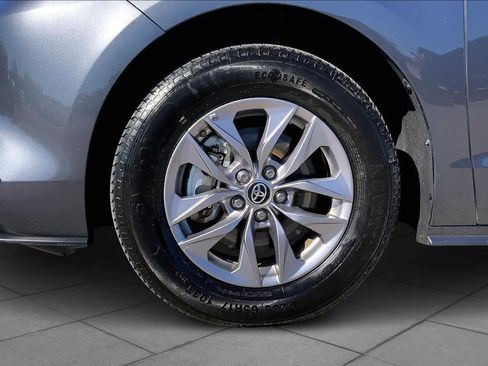 Used 2025 Toyota Sienna XLE image 10