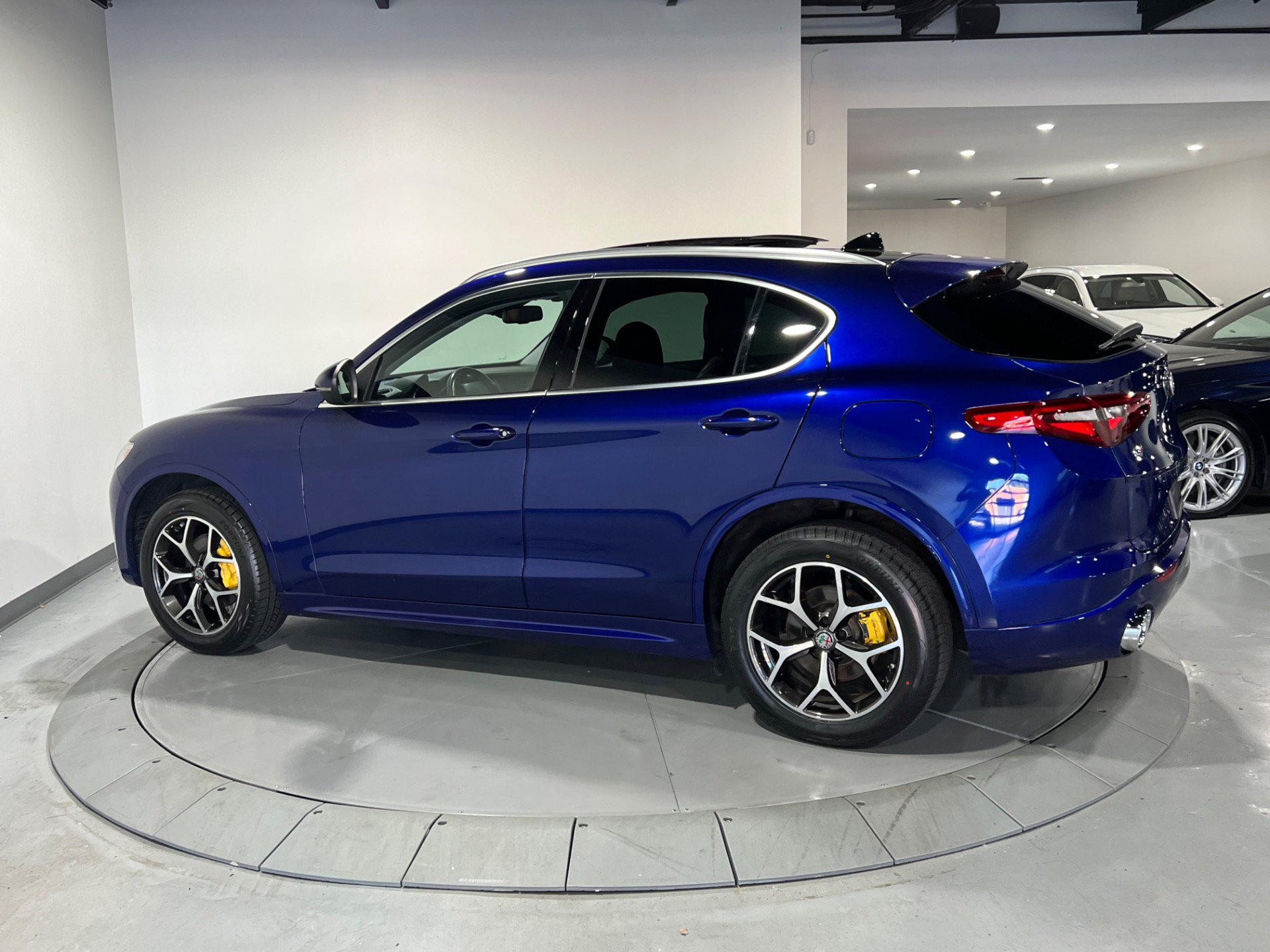 Used 2021 Alfa Romeo Stelvio Ti w/ Premium Package AWD/4WD image 10