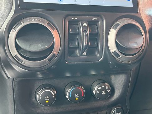 Used 2017 Jeep Wrangler Unlimited Sport w/ Quick Order Package 23S AWD/4WD image 19