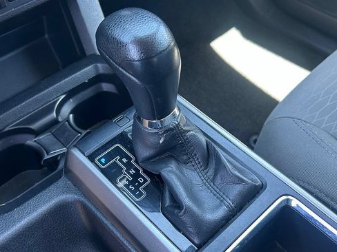 Used 2018 Toyota Tacoma SR5 AWD/4WD image 17