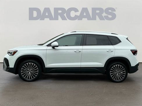 Used 2025 Volkswagen Taos SE FWD image 4