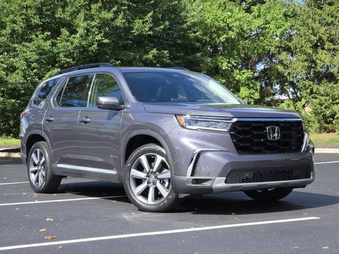 Certified 2024 Honda Pilot Touring image 2