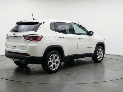 Used 2025 Jeep Compass Latitude image 9