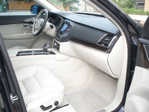 Used 2016 Volvo XC90 T6 Momentum w/ Momentum Plus Package AWD/4WD image 29
