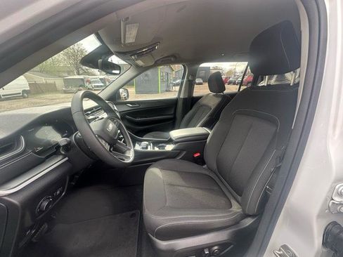 Used 2023 Jeep Grand Cherokee L Laredo image 9