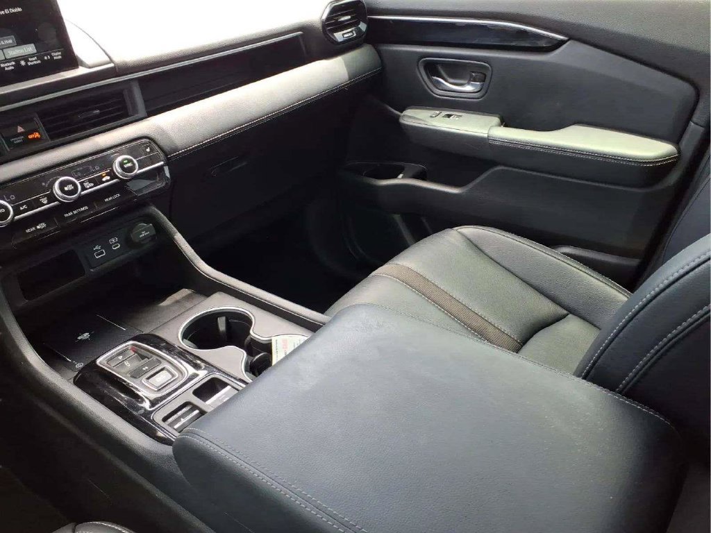 Used 2025 Honda Pilot Touring image 12