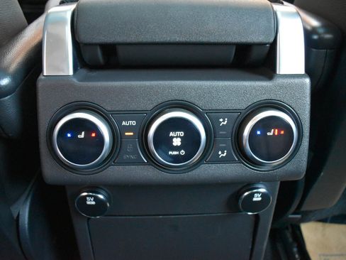 Used 2017 Land Rover Discovery HSE image 29