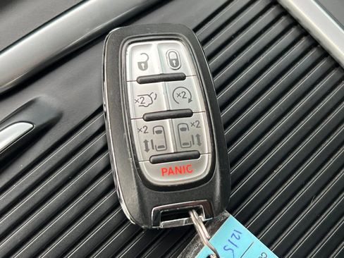 Used 2024 Chrysler Pacifica Touring-L image 28