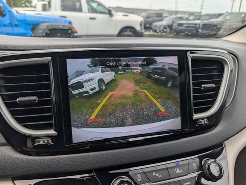 Used 2023 Chrysler Pacifica Touring-L FWD image 28