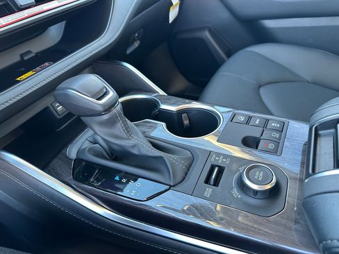 Used 2025 Toyota Highlander Platinum image 11