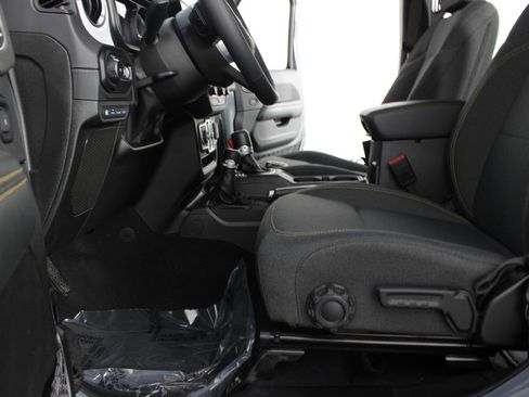 Used 2025 Jeep Wrangler Unlimited Sahara AWD/4WD image 15