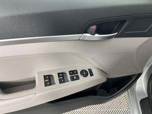 Used 2020 Hyundai Elantra SE FWD image 18