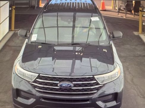 Used 2022 Ford Explorer XLT image 2