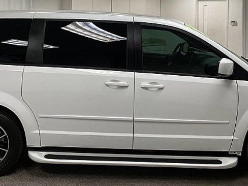 Used 2016 Dodge Grand Caravan SXT w/ UConnect Hands-Free Group image 4
