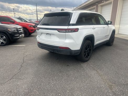 Used 2025 Jeep Grand Cherokee Altitude image 5