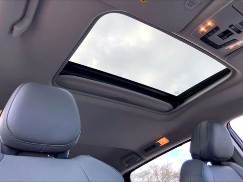 Used 2022 Toyota Sienna XLE image 12