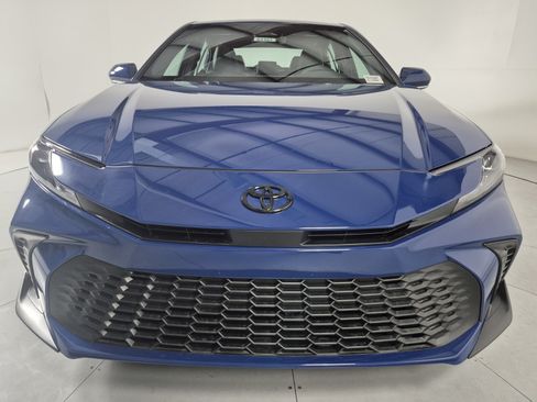 New 2026 Toyota Camry Hybrid FWD image 7