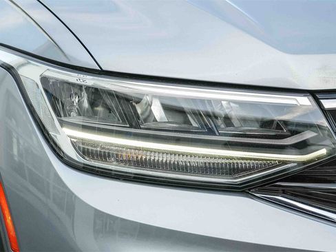 Used 2022 Volkswagen Tiguan SE R-Line image 4