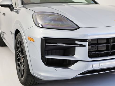 New 2026 Porsche Cayenne GTS AWD/4WD image 18