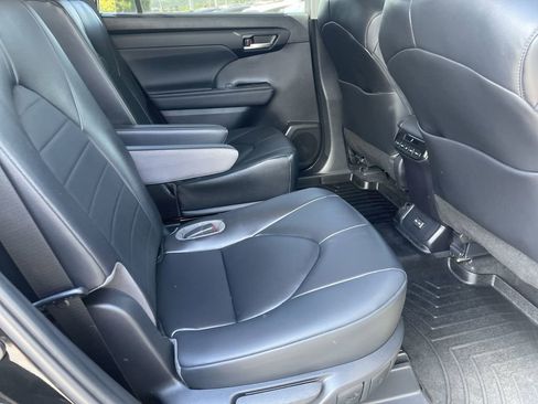 Used 2023 Toyota Highlander XLE AWD/4WD image 24