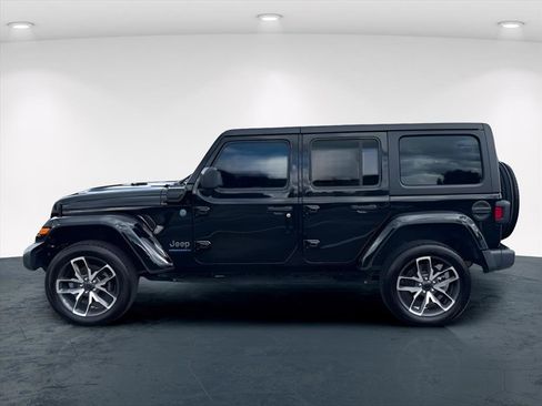 Used 2024 Jeep Wrangler Unlimited image 3