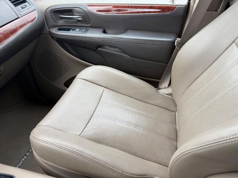Used 2014 Chrysler Town & Country Touring-L w/ Driver Convenience Group FWD image 21