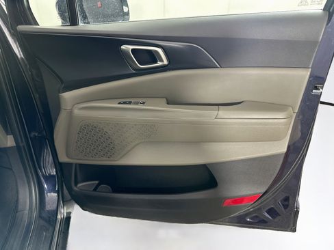 Used 2025 Kia Carnival FWD image 31