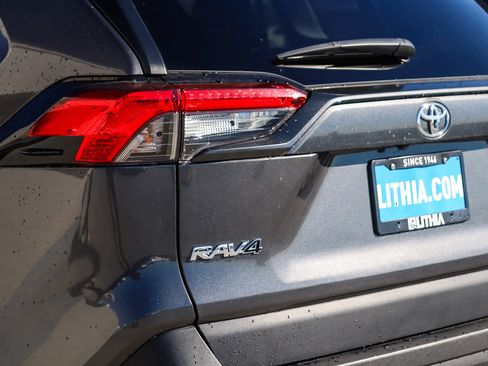 Used 2022 Toyota RAV4 XLE image 9
