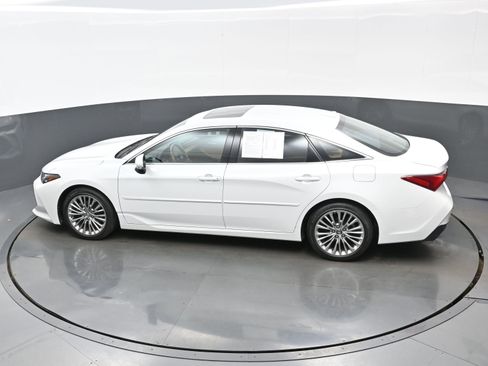 Used 2019 Toyota Avalon Limited image 39