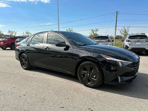 Used 2022 Hyundai Elantra SEL w/ Convenience Package image 2