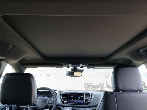 Used 2025 Chrysler Pacifica Limited image 41