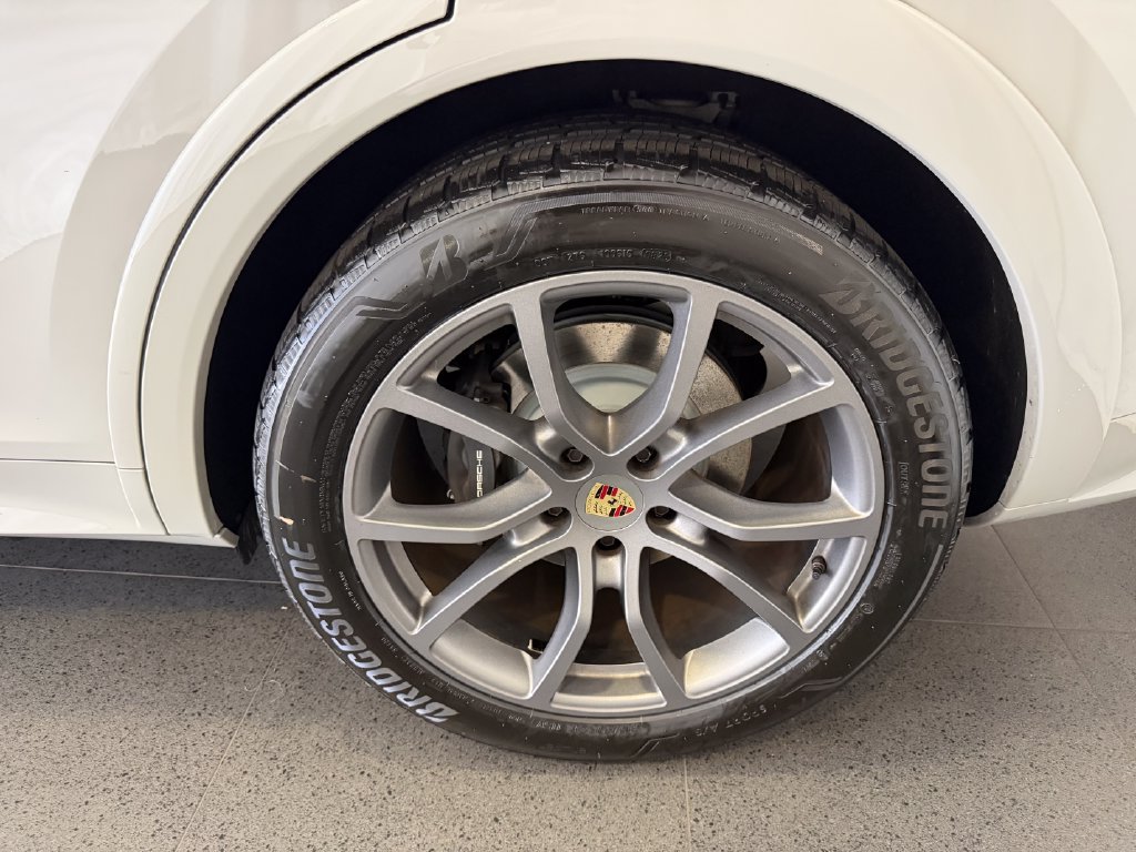 Certified 2024 Porsche Cayenne Coupe AWD/4WD image 11