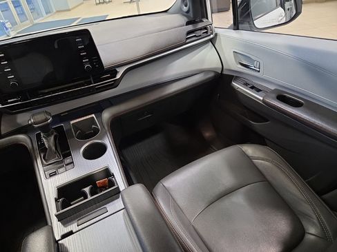 Used 2021 Toyota Sienna XSE w/ XSE Plus Package image 19