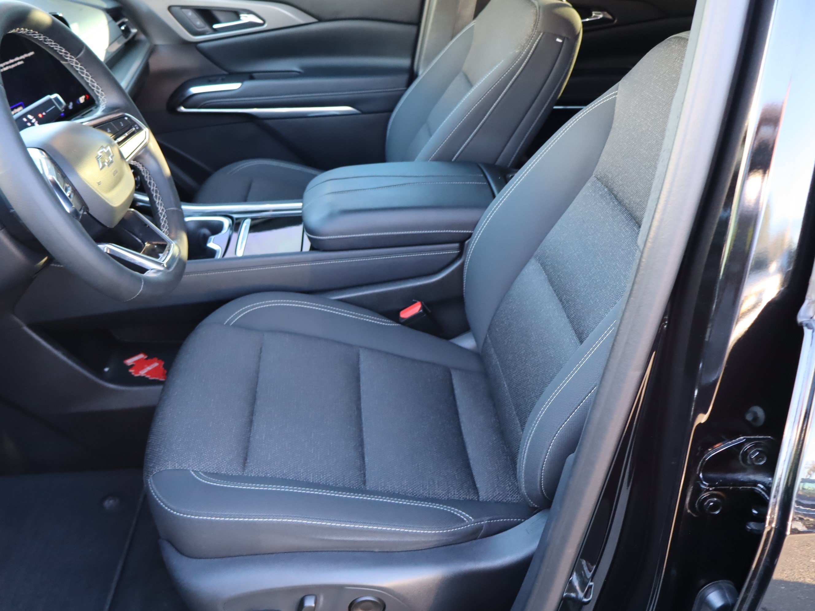 Used 2024 Chevrolet Traverse LT w/ Midnight/Sport Edition FWD image 17