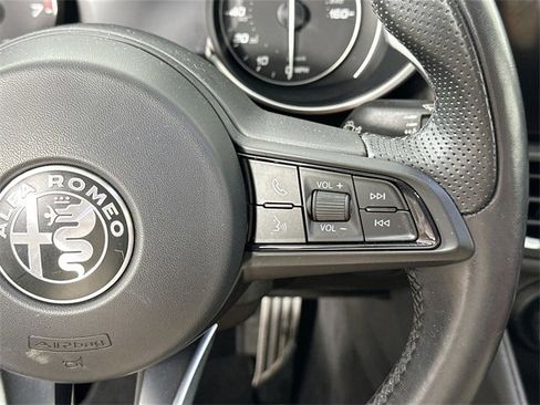 Used 2022 Alfa Romeo Giulia Veloce image 24