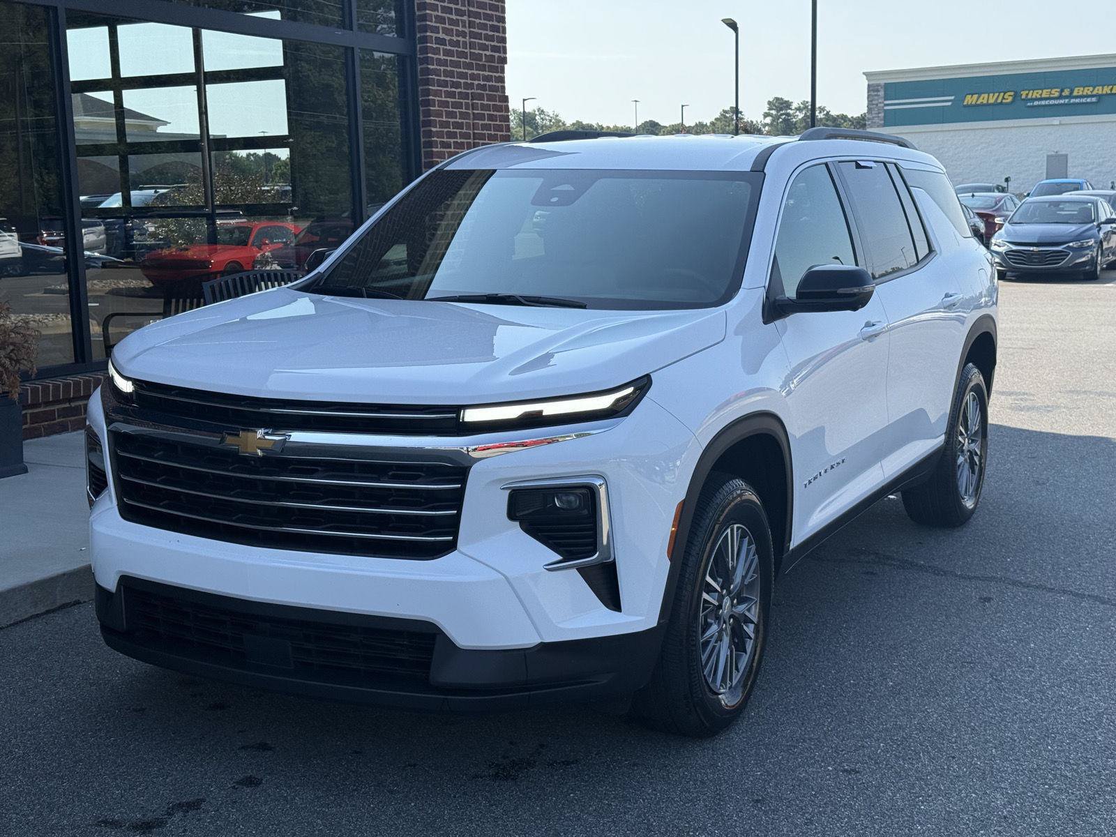 Used 2026 Chevrolet Traverse LT w/ Driver Confidence Package FWD image 1